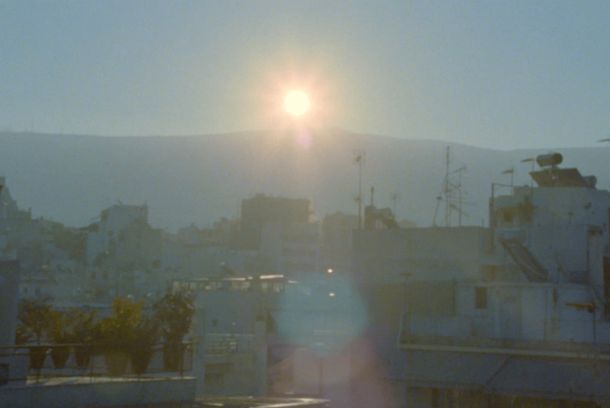 still / picture for Τα περιστέρια αρρωσταίνουν, όταν η πόλη φλέγεται